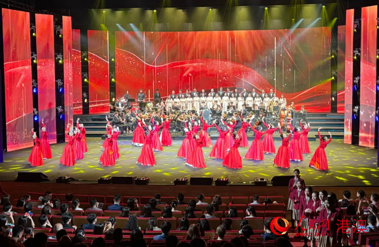 圖為開場歌舞表演《紅旗頌》。人民網記者 富子梅攝
